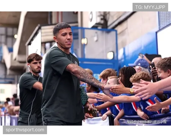 恩佐·费尔南德斯训练完直接钻进队友车里啃三明治，这哪像周薪20万镑的人？