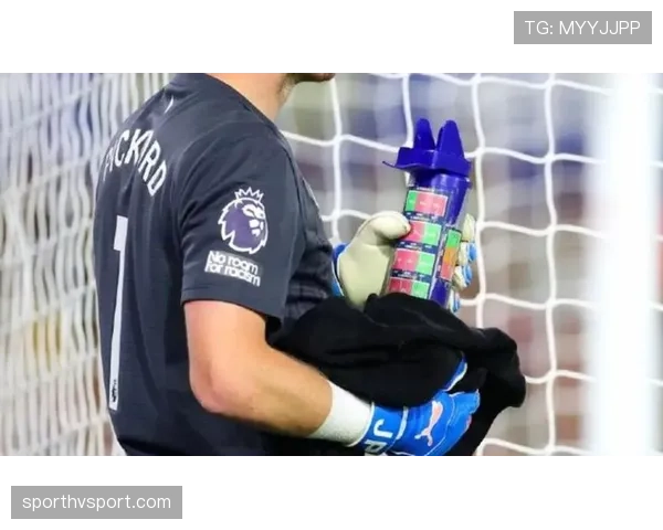 守门员禁区犯规判定要点：推搡、拉扯或手球多为点球