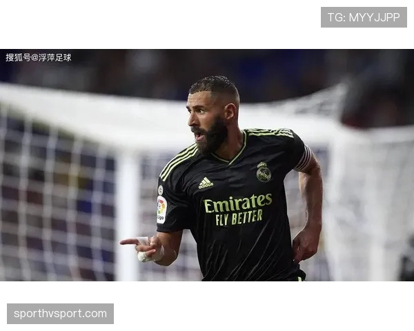 本泽马与凯恩的战术角色差异如何影响各自的终结方式？